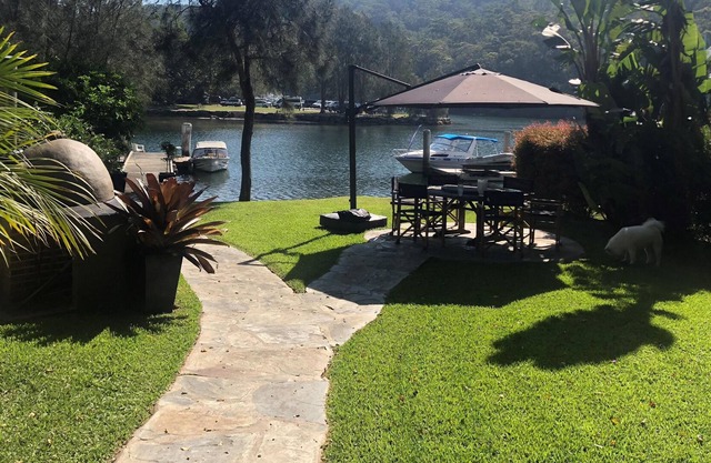 Propiedad exclusiva frente al mar en Pittwater con embarcadero y patio plano