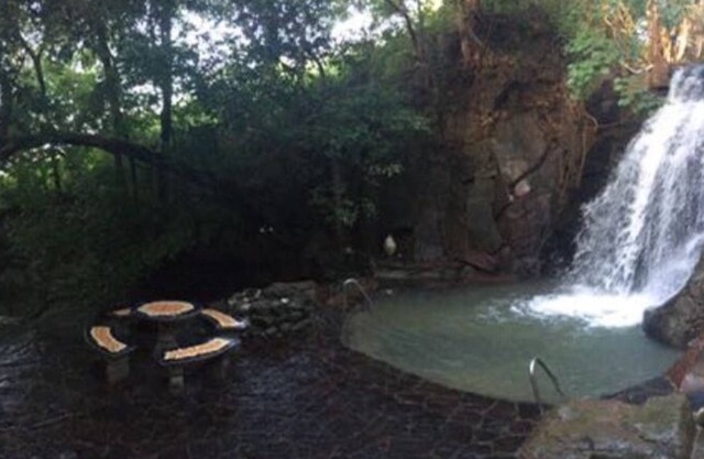 Complejo de casas únicas dentro de una cascada tropical dentro de Hacienda Llano Grande