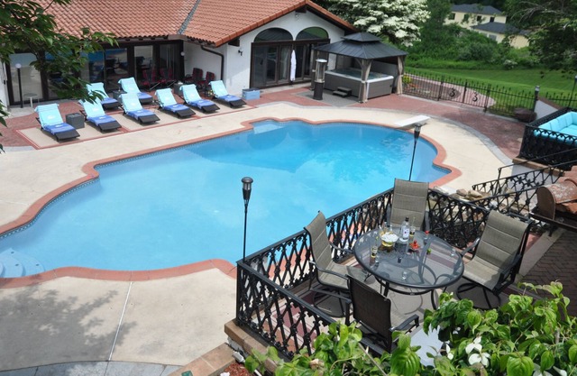 Gran casa en Pocono, 5 dormitorios / 5 baños, piscina privada climatizada de 50 ', 80 minutos a Nueva York