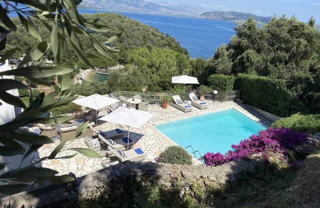 Hermosa villa en una ubicación impresionante con piscina climatizada.
