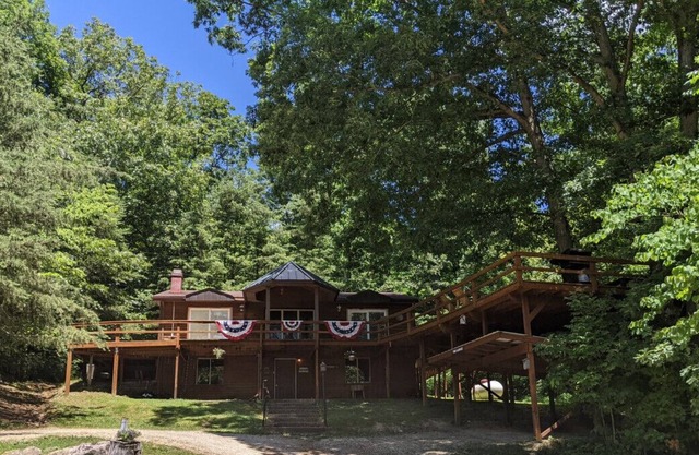 Unique Lodge Style Cabin With Hot Tub!