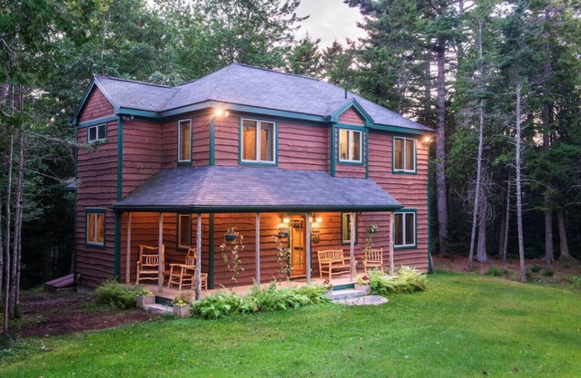 Nueva casa inspirada en la naturaleza única ubicada en el bosque junto al gran lago de Acadia