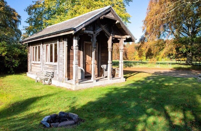 Cabina noruega única encaramada sobre el río Findhorn con una vista impresionante