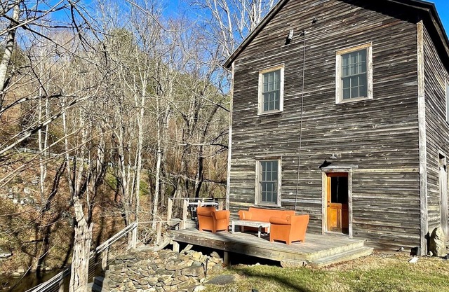 Molino histórico restaurado único con luces de lujo, Creekside, WIFI, Smart TV, fogata, pesca