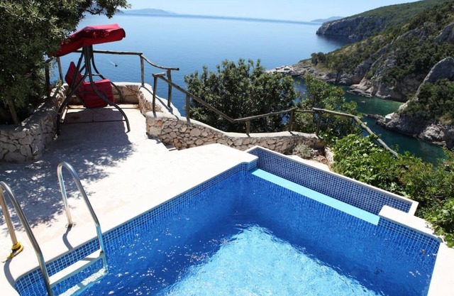 Villa única en el acantilado con vistas a la piscina y espectaculares