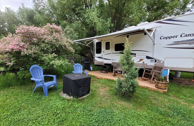 Escapada única de Glamping para acampar en Yellowstone. RV en Solo Sight con conexiones completas