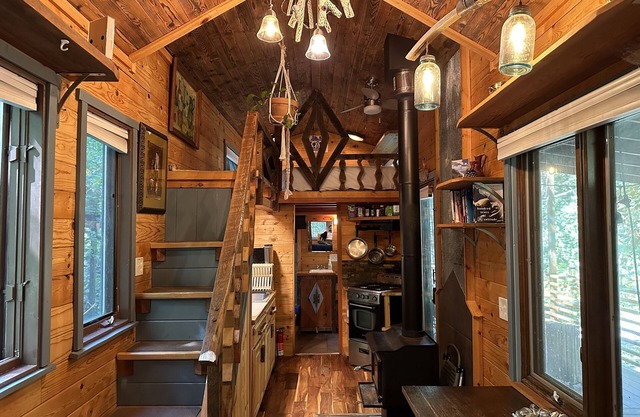 Uniquely crafted Tiny-cabin retreat with Hot Tub and Sauna