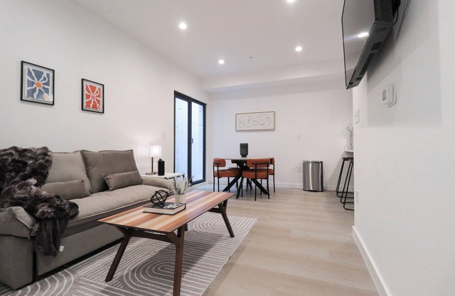 Unit 1: Stylish Studio w/ King bed+ Sofa Bed
