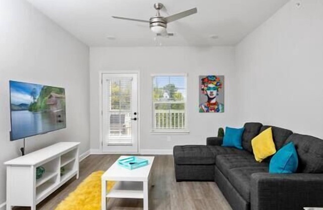 University District Apt with Easy Access to Bars and Grocery