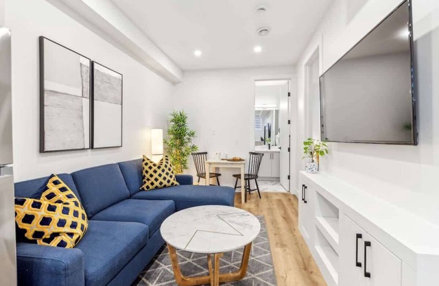Up+Down Suites, 2 Kitchens, 3 King Beds, Garage