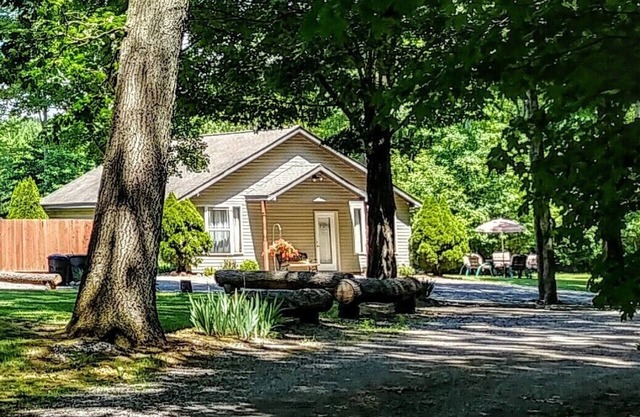 Casa de huéspedes amueblada cerca de Ann Arbor con hermosas vistas del estanque privado.