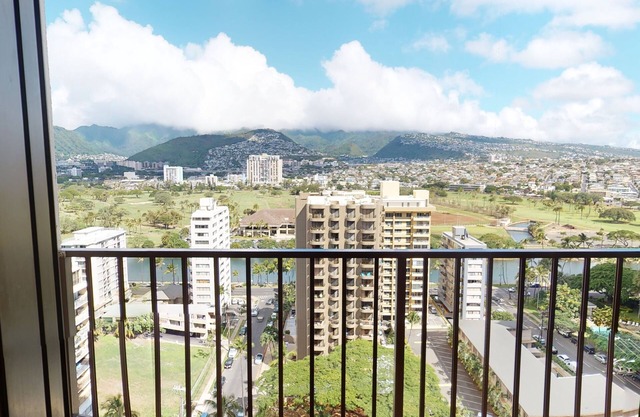 Updated 22nd Floor Waikiki Condo - Free parking & WiFi - Ideal for large family! by Koko Resort Vacation Rentals