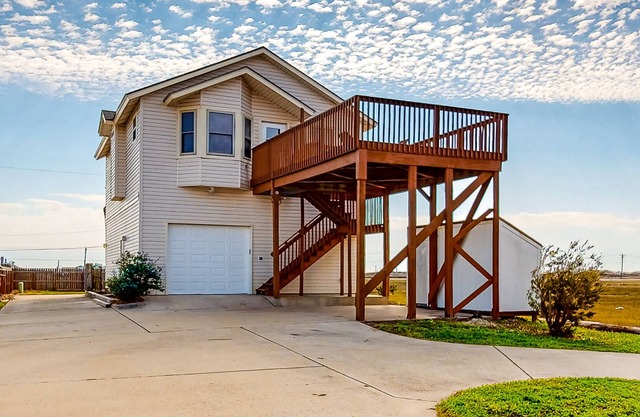 Updated dog-friendly home with a large balcony, enclosed yard, W/D, & AC