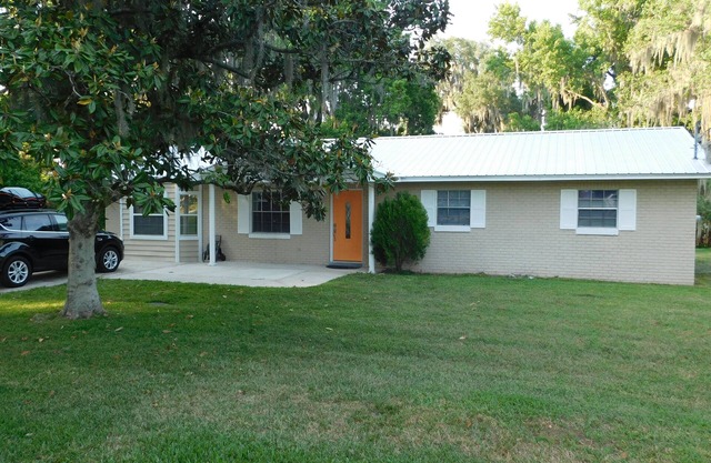 Actualización casa en una comunidad pacífica en el lago Harris. Conveniente para Mission Inn