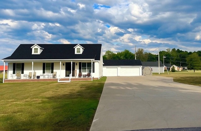 Updated home w/ huge driveway. Cute, clean, comfy & convenient! Near KY Lake