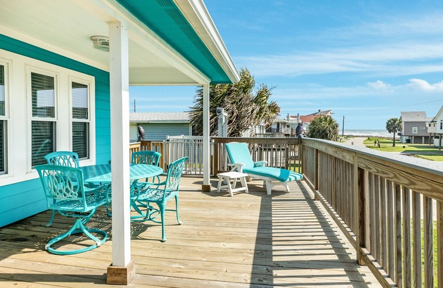 Updated Private Home w/ 3rd Row Gulf Views; 7 houses to beach, 10 mi Downtown