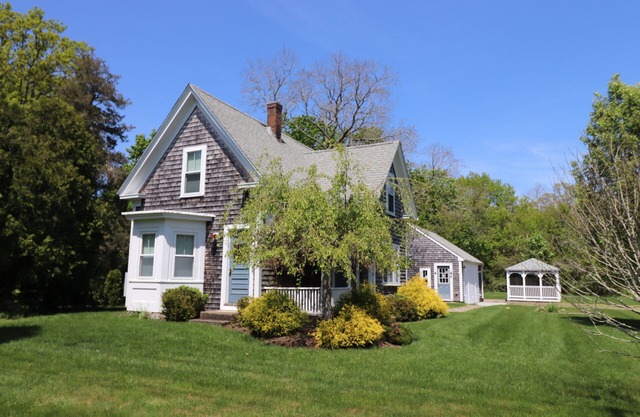 Updated Victorian cottage centrally located, near beaches, village and playground