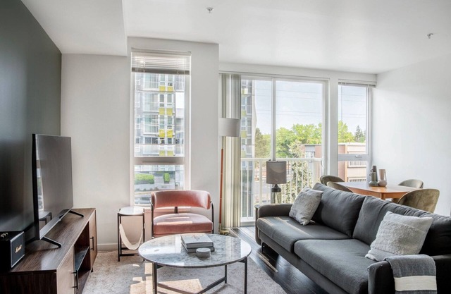 Upscale Bellevue Jr 1BR w/ Lounge, Gym & W/D, nr Shops, by Blueground