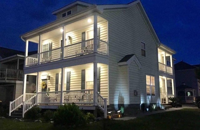 * NUEVO * ¡Ubicación perfecta para vacacionar en la playa! Exclusivo 4BD / 2. 5BA. 13 camas. VISTAS AL AGUA.