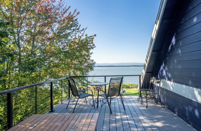 Upscale Lakefront ADU w/ Access to Pickleball Court