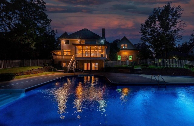 Upscale Lower Level Ideal For A Cozy Getaway. Pool, Hot Tub, Billiards, Theater