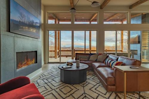 Upscale Masterpiece - Mountain Views with Hot Tub