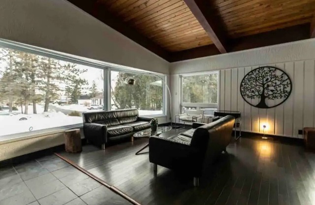Upscale Spacious Chalet w Hot Tub Laurentians, QC!