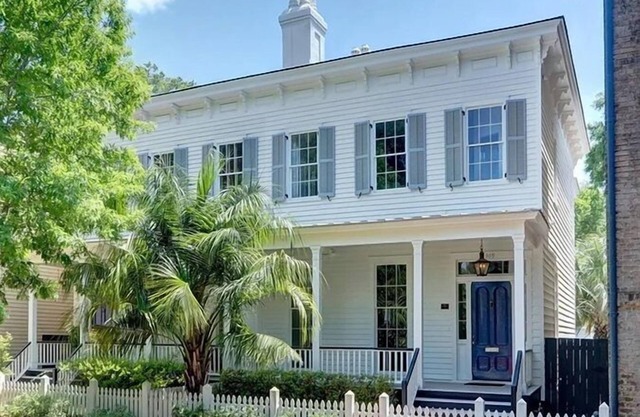 Upscale Townhome Savannah, Steps to Forsyth Park, sleeps 6