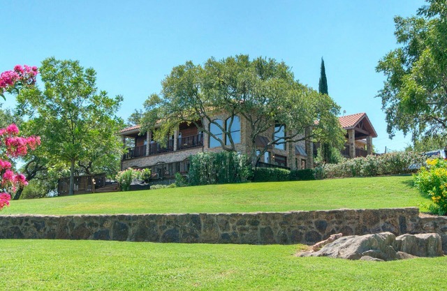 Upstay—Lakeside Retreat w Private Jetty & Hot Tub
