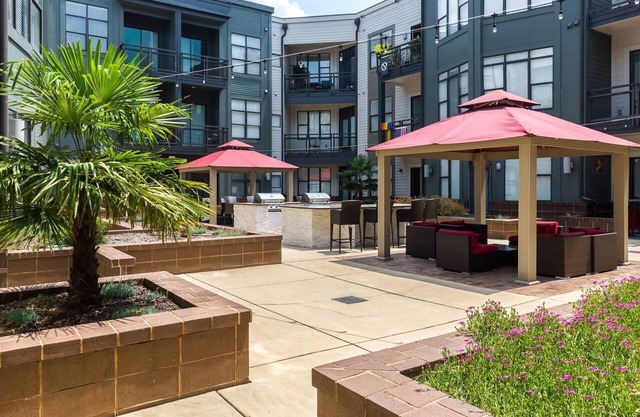 Uptown 1st Ward Corner Unit Superior 2BD Apt