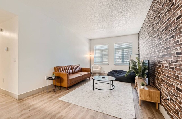 Uptown Charm - Walkable to Everything!