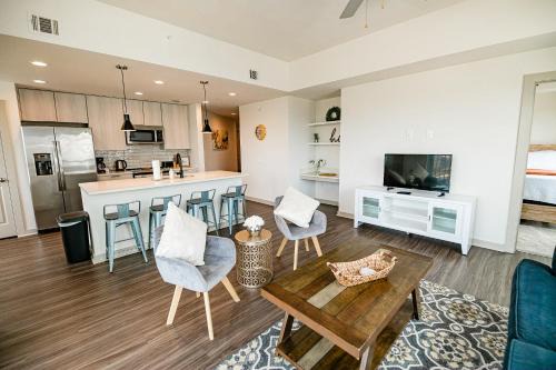Uptown Fully Furnished 2BR Apartment apts
