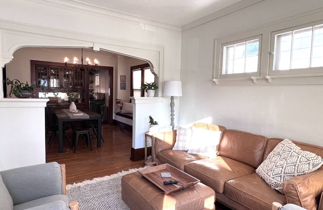 Urban Retreat- Entire House. King beds. Central location.