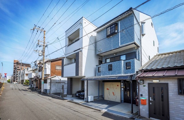 Usagi no Ya is a private house located along the r - Usagi no Ya / Osaka Ōsaka