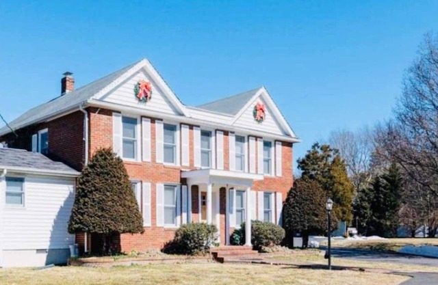 USNA Stay w/ Private Pool, Indoor Soft Hot Tub, King Beds, & CHILD FRIENDLY GEAR