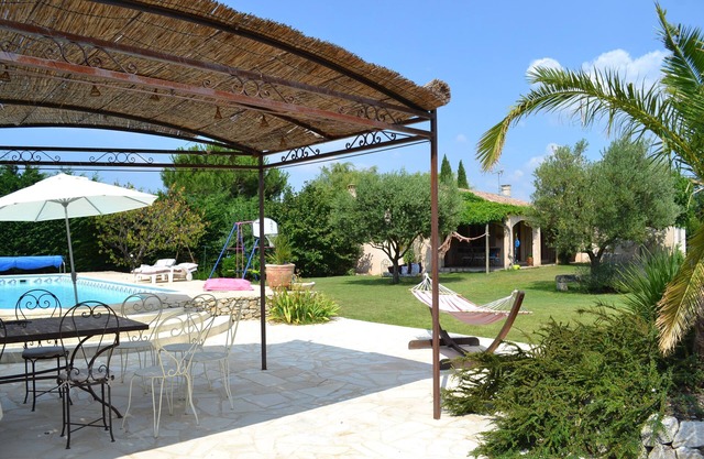 Vacances au Bord D'une Grande Piscine à L'ombre du Pool House et des Oliviers