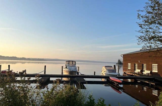 Vacation apartment directly on the lake