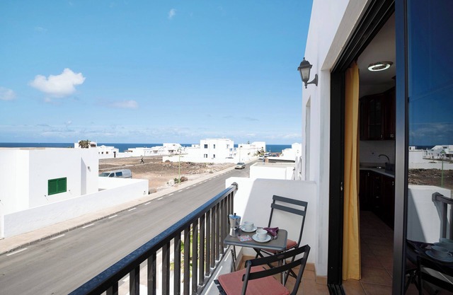 Apartamento de vacaciones 'Fondeo' con vistas al mar, balcón y Wi-Fi