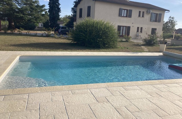 Vacation home for 10 people with swimming pool: 5 bedrooms (double beds), 4 bathrooms, 4wc
