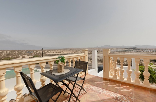 Casa de vacaciones 'Las Arenas Family' con vistas a la montaña, terraza privada y Wi-Fi