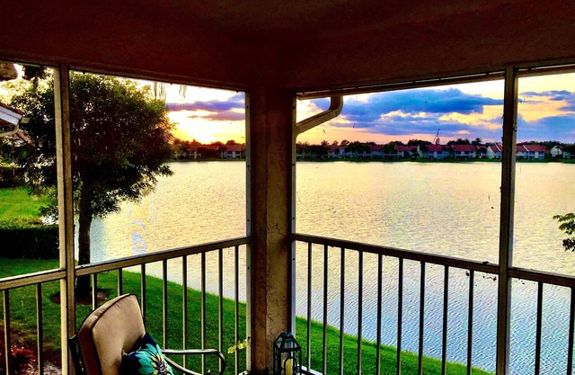 Paraíso de vacaciones en "SUNSET TIDES" Emerald Lakes en North Naples!