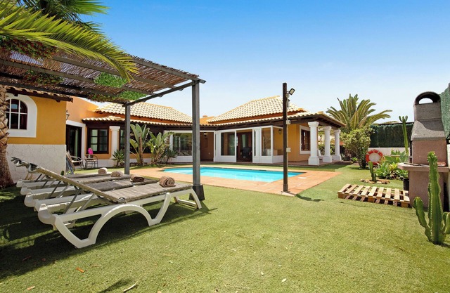 Villa de vacaciones 'Villa Brisamar19' con vistas a la montaña, piscina privada y Wi-Fi