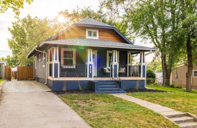 Valley Junction Gem W/ Games and Outdoor space