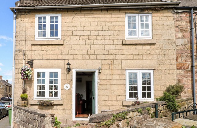 VALLEY VIEW, pet friendly, character holiday cottage in Belper