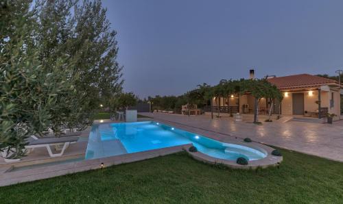 Vanesa Villa Retreat, 2BR with Lush Outdoor Oasis by Villa Mana Gers