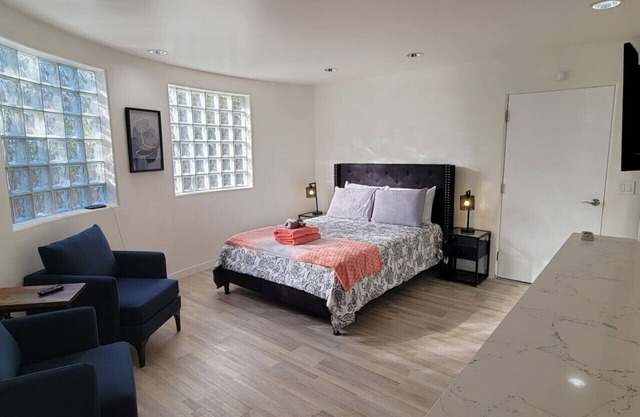 Venice Beach Studio Steps to the Beach and Sand A+