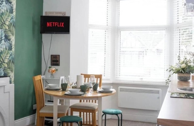 Verdantia Bliss With Parking | Swindon Convenient Stay