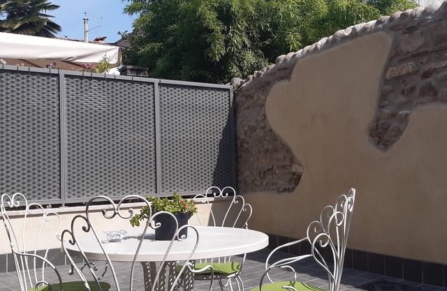 Centro de Verona, apartamento con patio exclusivo, sala antigua y wifi.