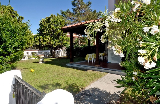 Villa en esquina vertical con 3 dormitorios y dos baños, amplio jardín en esquina