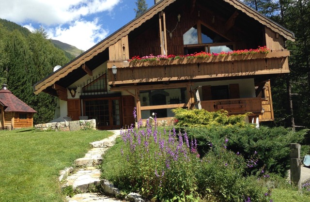 Muy bonito, amplio, confortable chalet bien orientado, orientado al sur con jardín.